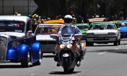 Police bike leads cars into Summernats on City Cruise